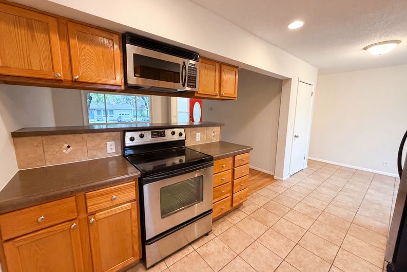 Photo 7 of 22 of 2807 Ohenry Rd, Brooklyn Center, MN