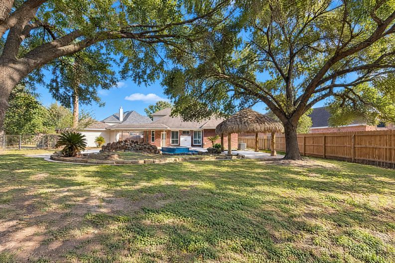 Photo 5 of 32 of 7927 High Knoll Ln, Houston, TX