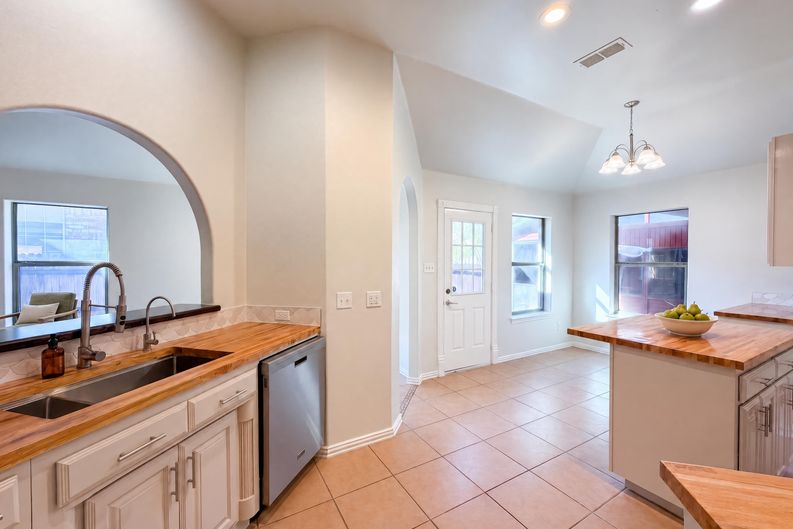 Photo 11 of 21 of 2961 Salado Trl, Fort Worth, TX