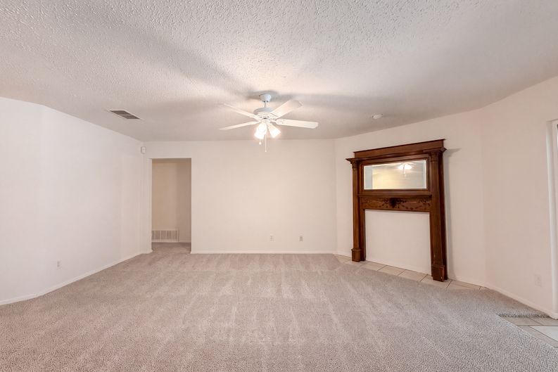 Photo 6 of 17 of 1713 Steinburg Ln, Fort Worth, TX