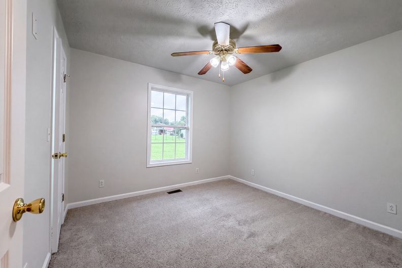 Photo 11 of 17 of 610 W Harper Rd, Portland, TN