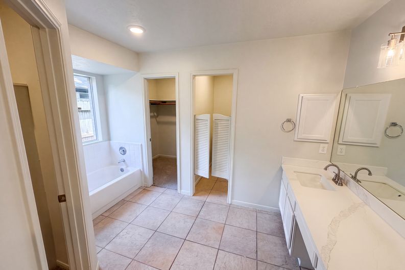 Photo 11 of 18 of 18614 Twigsworth Ln, Humble, TX