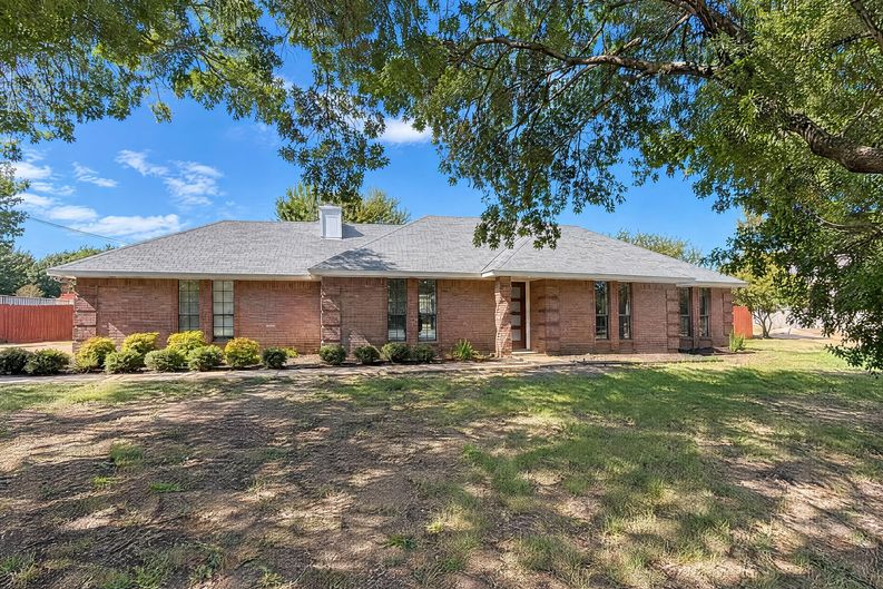 Photo 1 of 20 of 127 Jason Dr, Red Oak, TX
