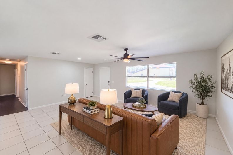 Photo 8 of 20 of 425 W Daughtery Rd, Lakeland, FL