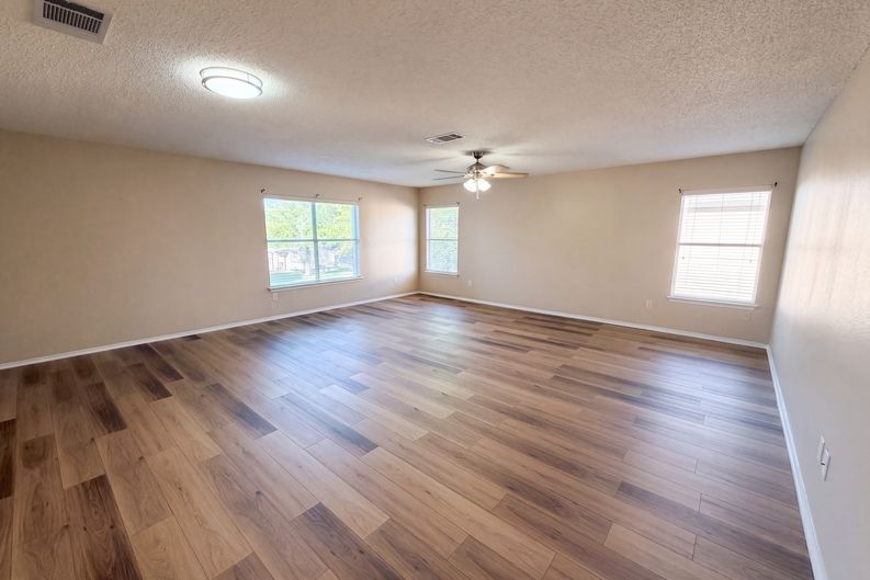 Photo 3 of 23 of 2727 High Point Dr, Round Rock, TX