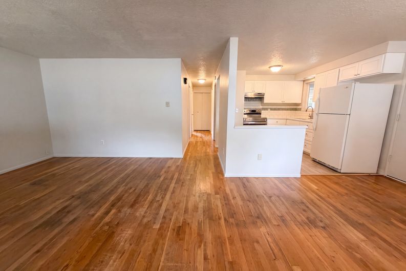 Photo 7 of 16 of 3910 SE 71st Ave, Portland, OR