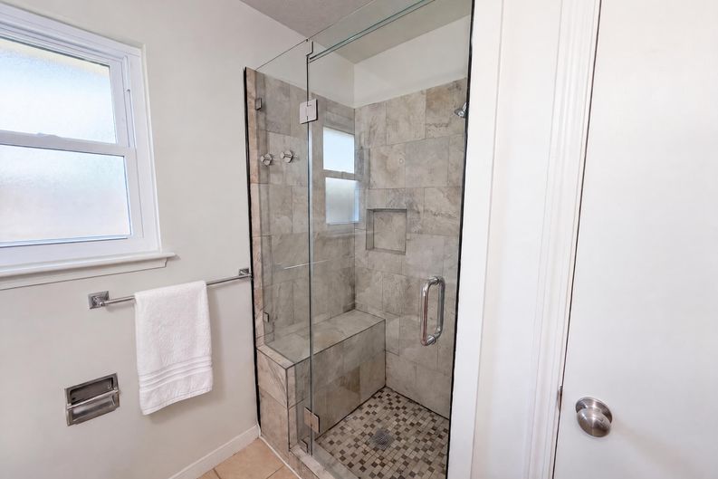 Photo 16 of 19 of 609 Heather Ln, Friendswood, TX