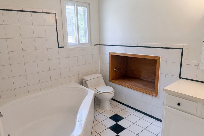 Photo 6 of 28 of 21425 Averhill St, Farmington Hills, MI