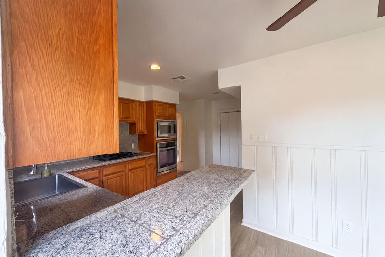 Photo 10 of 29 of 3026 Deal St, Houston, TX