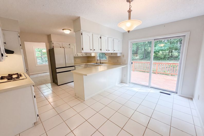 Photo 9 of 32 of 2509 Oakwood Dr, Burnsville, MN