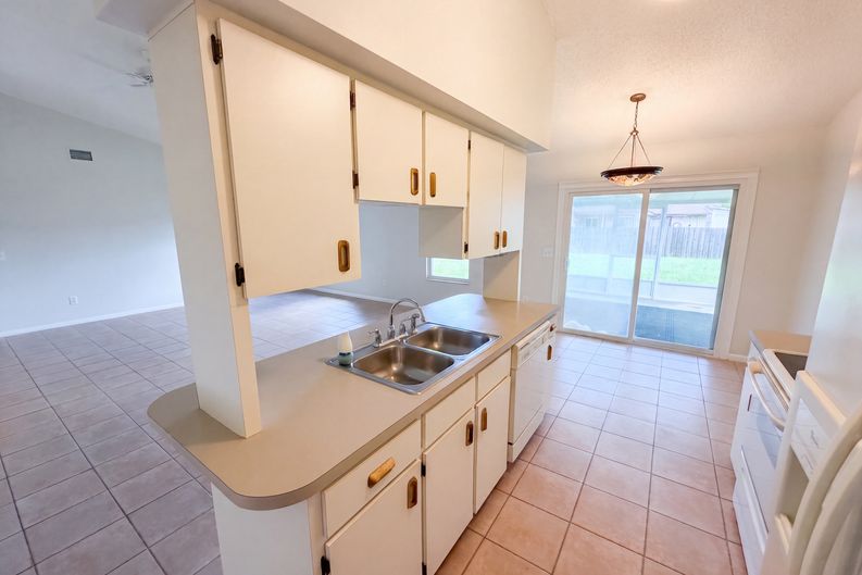 Photo 10 of 28 of 1061 Hunt St NW, Palm Bay, FL