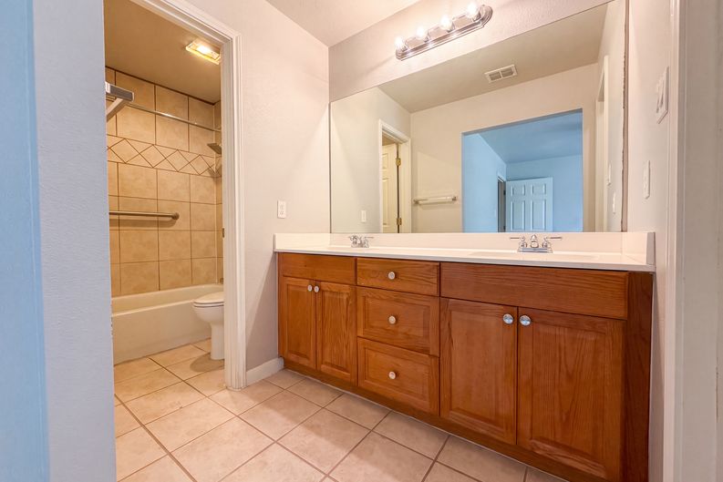 Photo 9 of 16 of 40 Chapel Hill Cir, San Antonio, TX