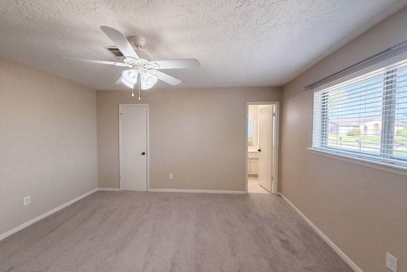 Photo 4 of 29 of 11819 Amblewood Dr, Meadows Place, TX