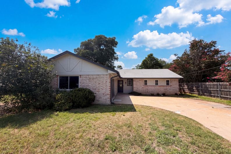 Photo 6 of 14 of 501 E Central Dr, Georgetown, TX