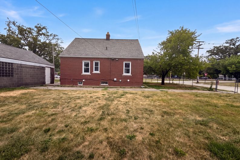 Photo 5 of 20 of 17590 Eastland St, Roseville, MI