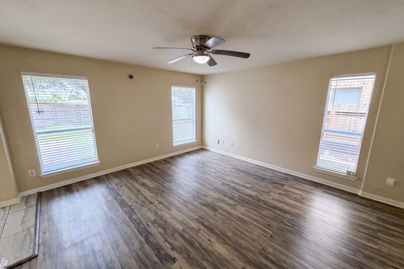 Photo 7 of 28 of 10250 Rolleston Ln, Houston, TX