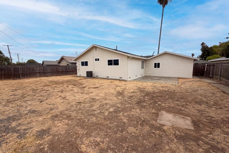 Photo 5 of 22 of 7550 Tamoshanter Way, Sacramento, CA