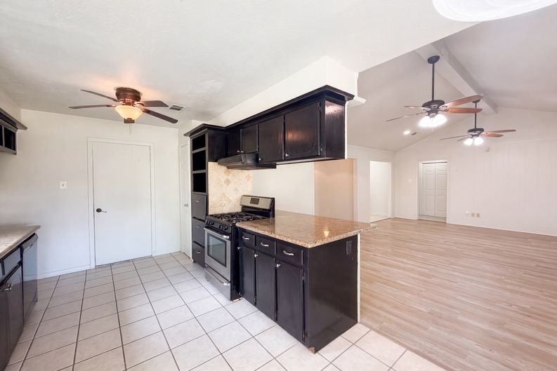 Photo 8 of 18 of 3206 Brookdale Ct, Deer Park, TX