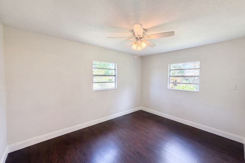 Photo 4 of 16 of 2406 E Curtis St, Tampa, FL