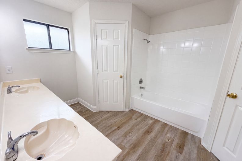 Photo 9 of 14 of 16207 Parkway Dr, Pflugerville, TX