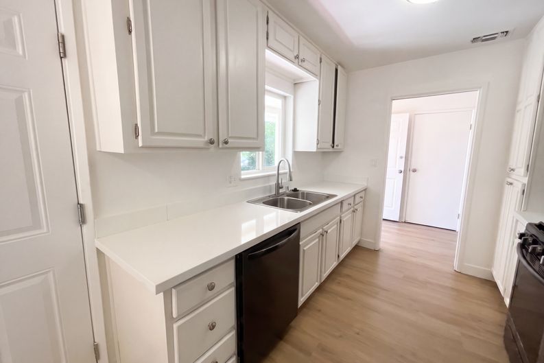 Photo 9 of 30 of 5313 Fernwood Way, Sacramento, CA