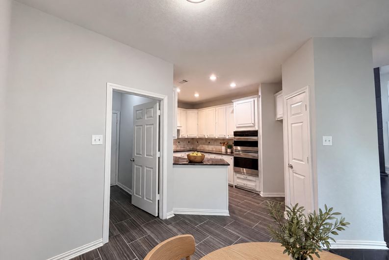 Photo 9 of 27 of 7707 Windmere Ct, Irving, TX