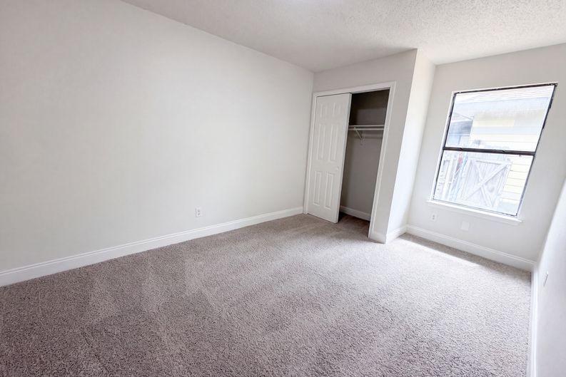 Photo 11 of 14 of 16207 Parkway Dr, Pflugerville, TX