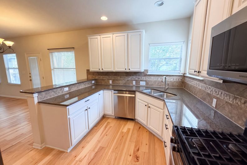 Photo 10 of 36 of 12016 Timber Heights Dr, Austin, TX