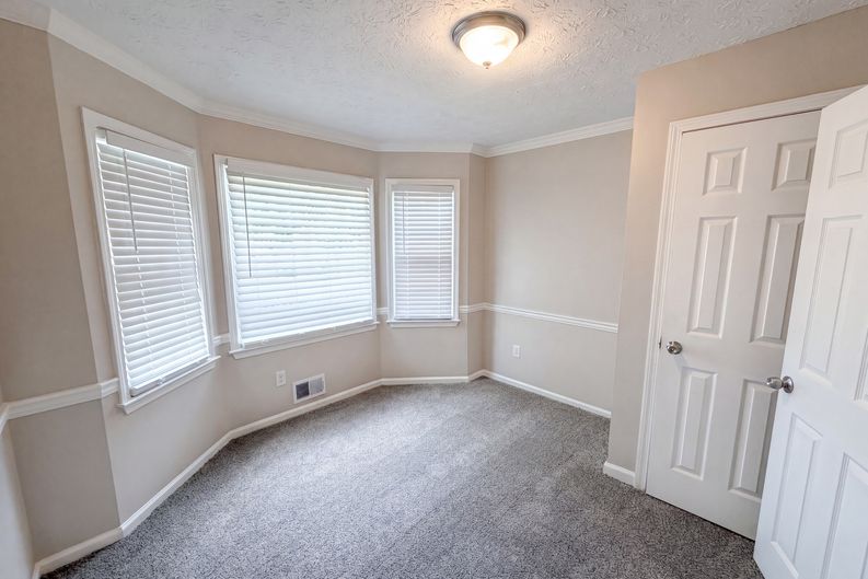 Photo 15 of 23 of 4078 Tara Ct, Loganville, GA