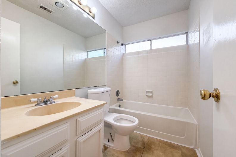 Photo 13 of 16 of 6806 Raintree Frst, San Antonio, TX