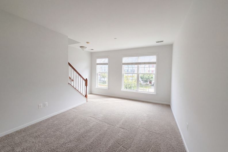 Photo 3 of 25 of 15613 John Diskin Cir, Woodbridge, VA