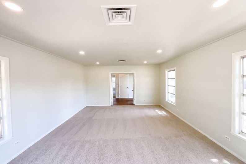 Photo 15 of 26 of 1205 G St, Floresville, TX