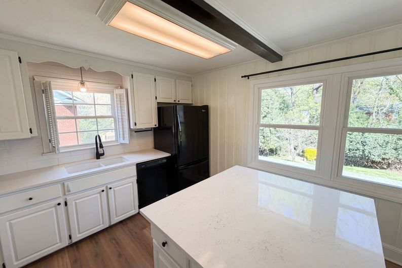 Photo 10 of 24 of 6621 Starcrest Dr, Charlotte, NC