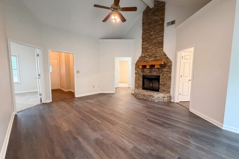 Photo 10 of 20 of 101 Cambridge Pointe Dr, Alabaster, AL
