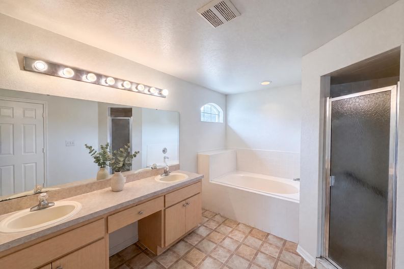 Photo 13 of 19 of 1038 Highland Crest Cir, Lake Wales, FL