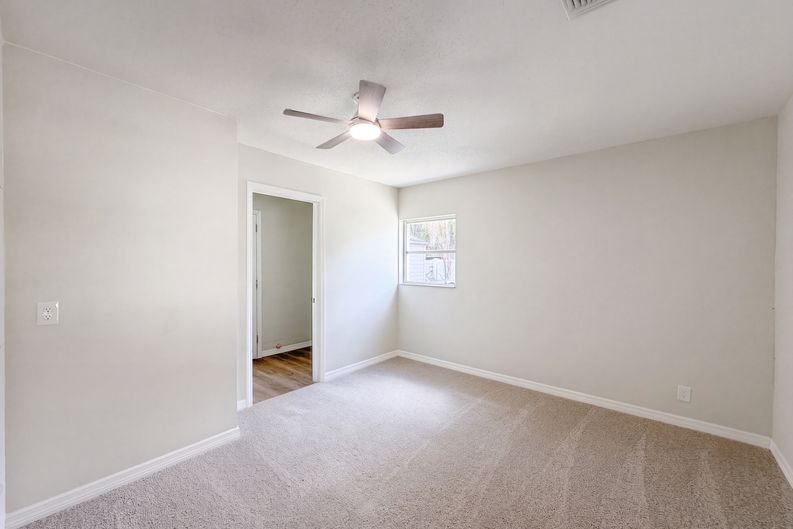 Photo 4 of 28 of 4526 Eagles Nest Rd, Fruitland Park, FL