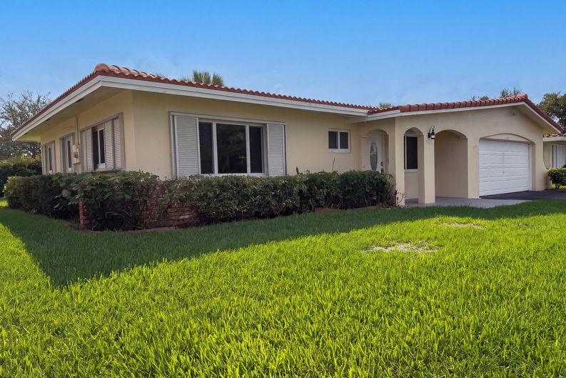 Photo 23 of 25 of 4360 NW 12th Dr, Deerfield Beach, FL