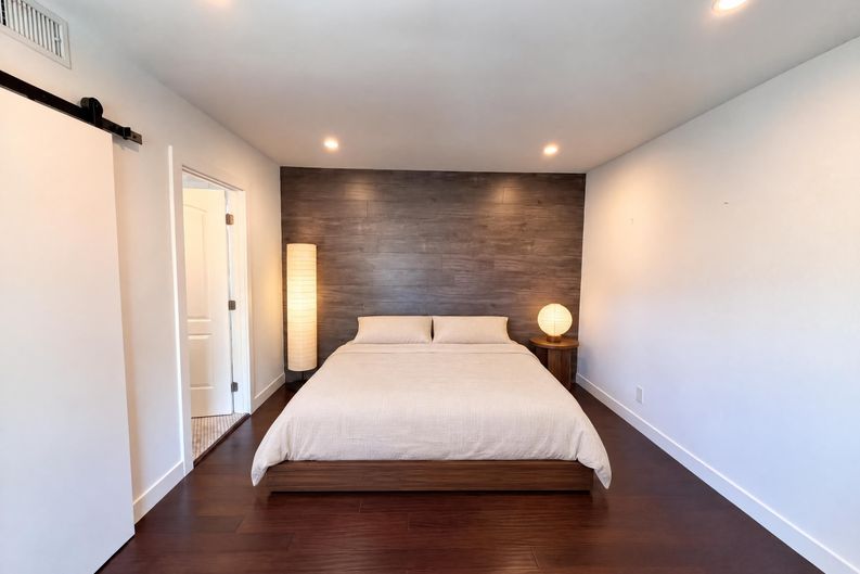 Photo 4 of 29 of 1110 Queen Anne Pl, Los Angeles, CA