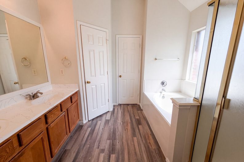 Photo 12 of 20 of 448 N Waterford Oaks Dr, Cedar Hill, TX