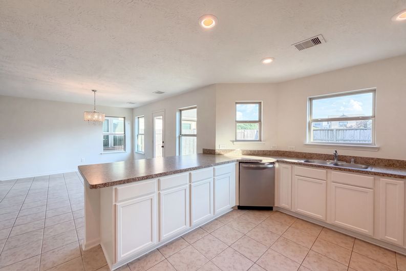 Photo 7 of 18 of 15835 Copper Oak Ln, Houston, TX
