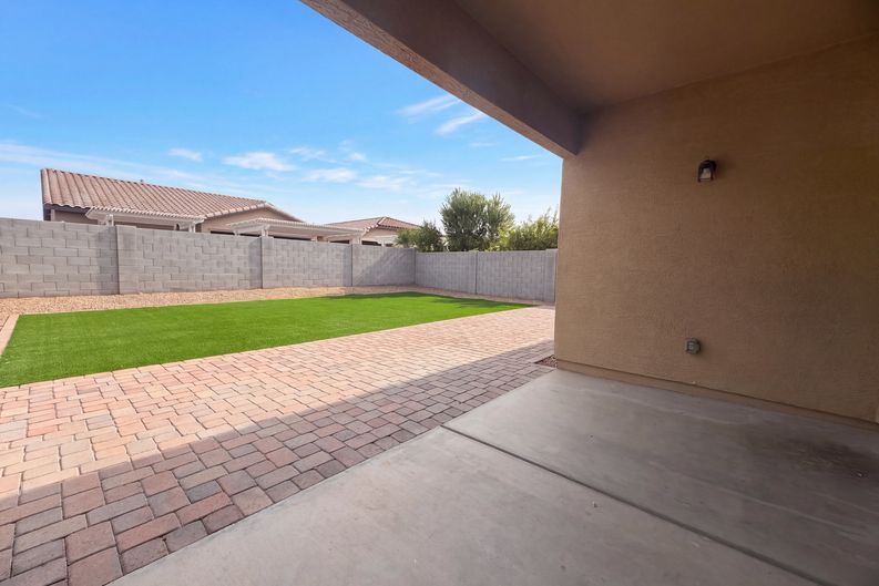 Photo 17 of 18 of 810 W Whistling Thorn Ave, San Tan Valley, AZ