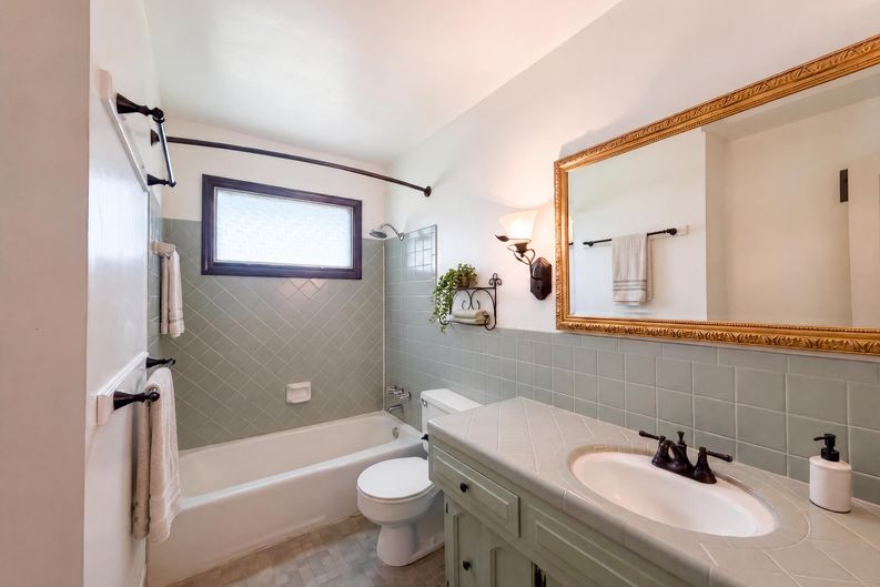 Photo 13 of 27 of 6916 N Overland Dr, Kansas City, MO
