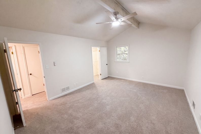 Photo 4 of 35 of 1825 Marsh Creek Dr, Lawrenceville, GA