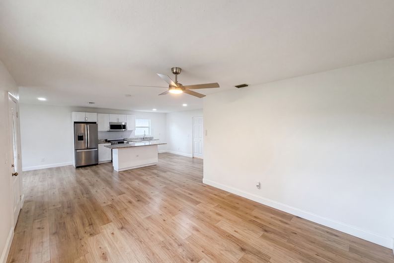 Photo 3 of 25 of 845 40th Ave S, Saint Petersburg, FL