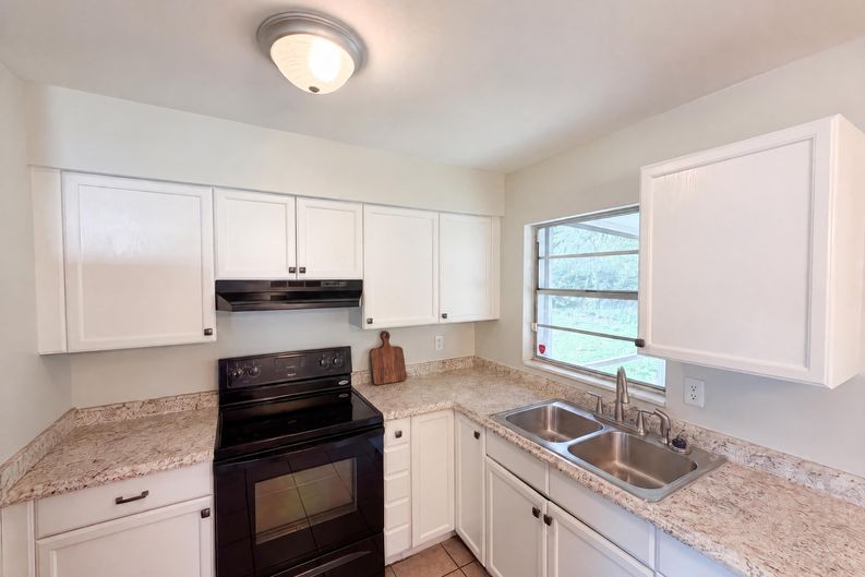 Photo 13 of 23 of 1735 Jefferson Dr, Mount Dora, FL