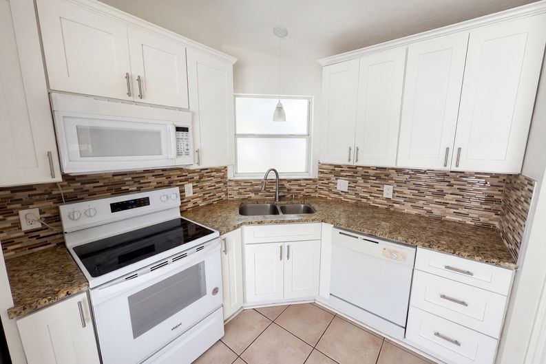 Photo 9 of 21 of 9814 Dean Cove Ln, Orlando, FL