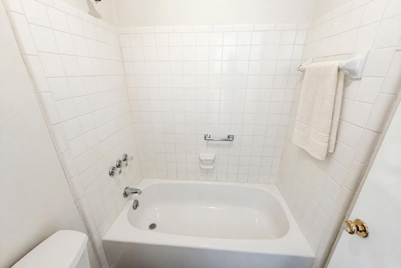 Photo 18 of 24 of 1013 Dunbar Dr, Atlanta, GA