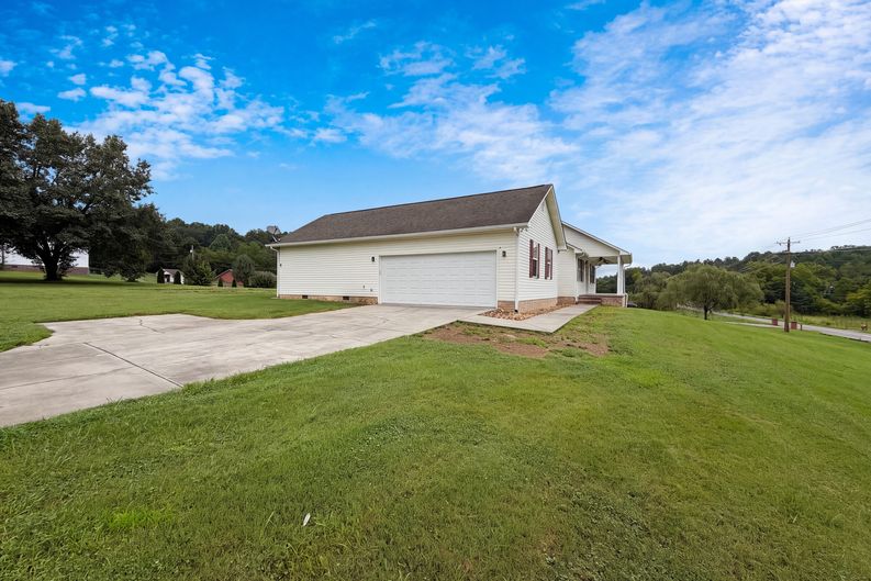 Photo 32 of 37 of 3146 Lora Dr, Maryville, TN