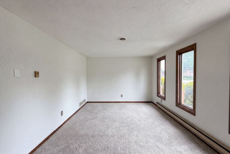 Photo 11 of 25 of 1015 Kingsway Dr, Lorain, OH