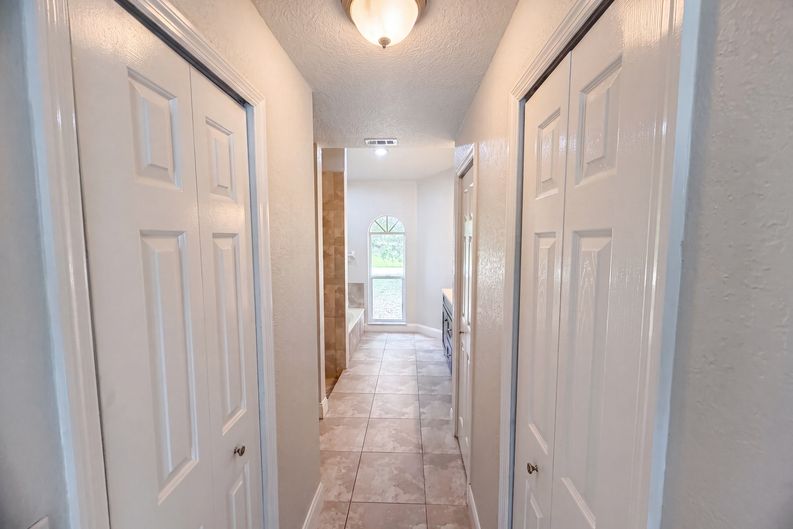 Photo 17 of 29 of 711 SE Celtic Ave, Port Saint Lucie, FL
